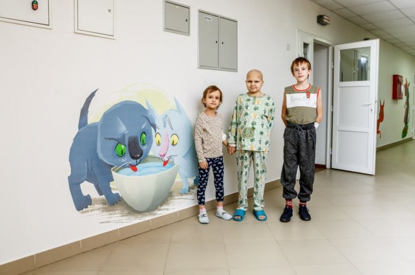 Герои книги «36 и 6 котов» украсили стены отделения детской больницы в Кропивницком