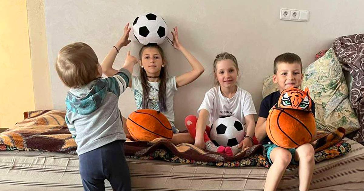 Діти з гарячих точок України отримали 600 іграшок від WP Merchandise